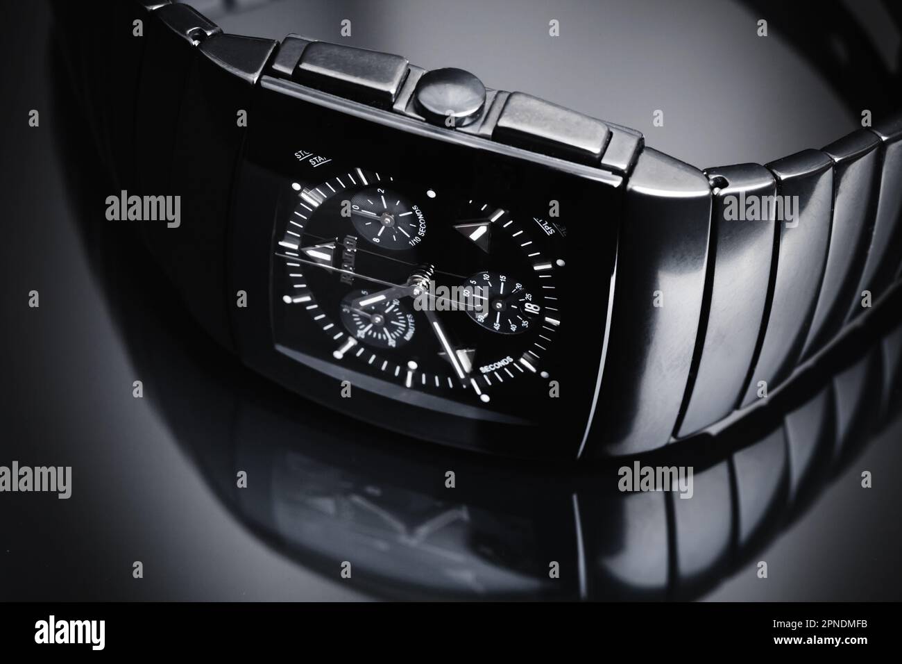 Lengnau, Schweiz - 18. Juni 2015: Rado Sintra Chrono, Schweizer Armbanduhr mit Chronograph, Nahaufnahme des Studios auf glänzendem schwarzem Hintergrund Stockfoto