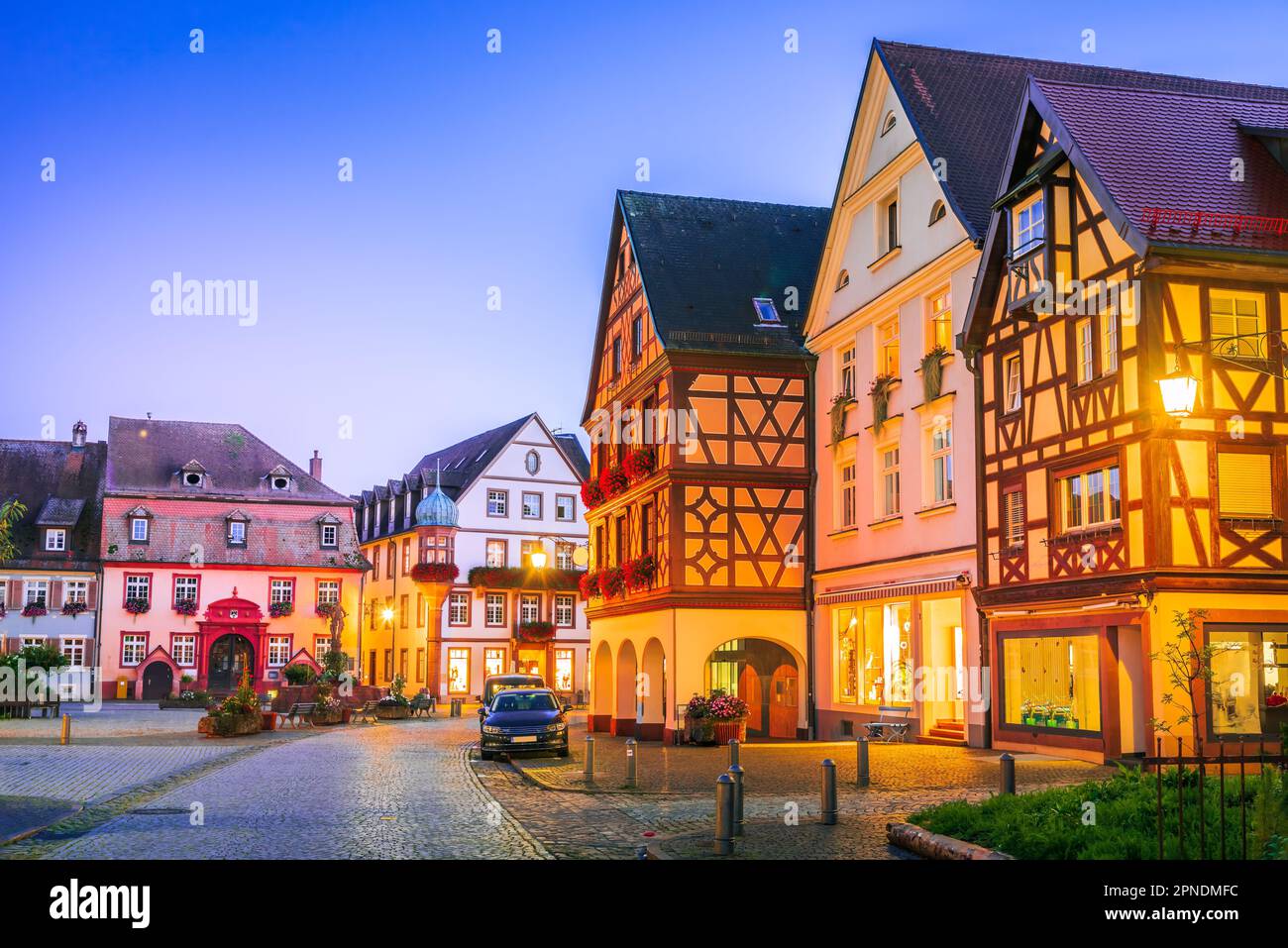 Gengenbach, Deutschland. Altstadt, blau beleuchtet, magische Kulisse für die malerischen Gebäude der Stadt. Schwarzwald-Reise-Hintergrund. Stockfoto