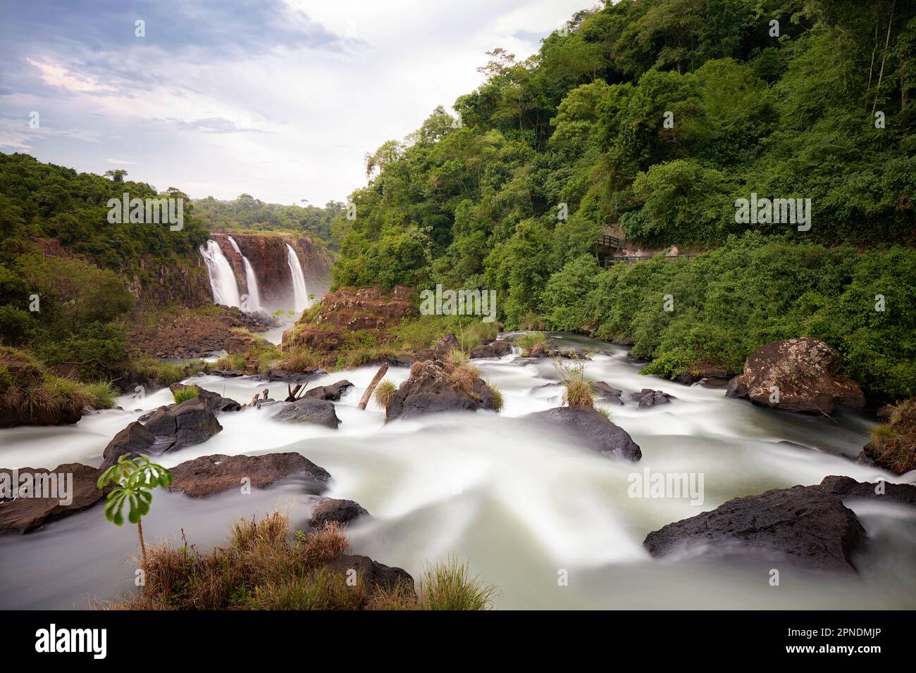 Ein Wasserfall auf der brasilianischen Seite der Iguazu Falls, Parana, Brasilien. Stockfoto