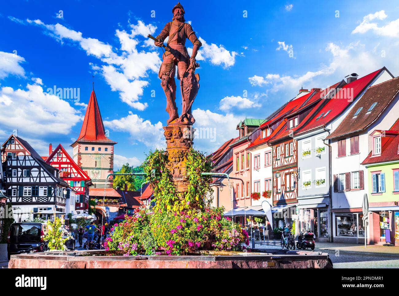 Gengenbach, Deutschland. Der 1587 erbaute Rohrbrunnen-Brunnen, charmante Gebäude mit Holzrahmen und farbenfrohe Blumenarrangements. Schwarzwaldreisen in Bad Stockfoto