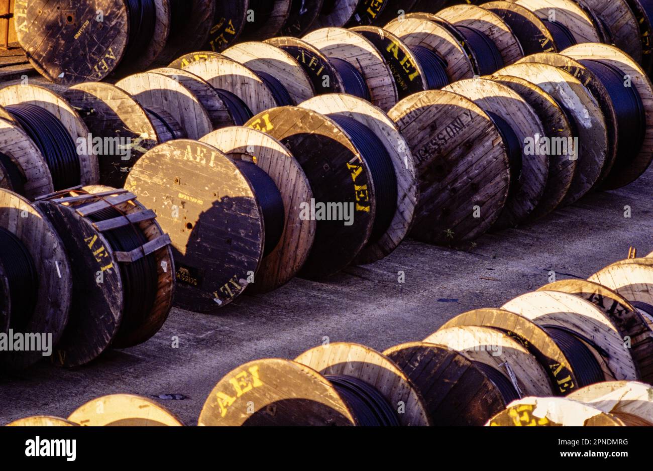 Mit Blick auf einen Fabrikhof voller alter Kabeltrommeln. Stockfoto