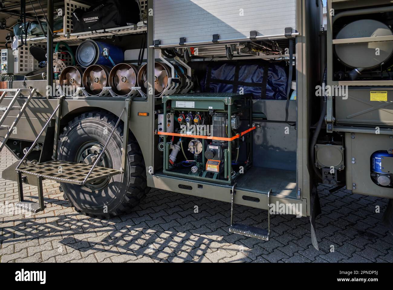 Brünn, Tschechien - 08. Oktober 2021: Innenausstattung eines Militärtransporters zur Dekontamination mit Chemikalienkanistern und anderen Geräten, wie sie während des Defen-Prozesses zu sehen waren Stockfoto