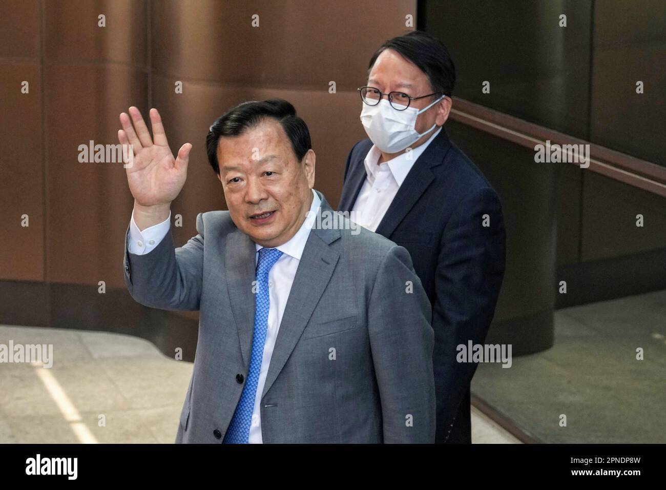 Xia Baolong (links), Direktor des Büros für Angelegenheiten in Hongkong und Macau, in Begleitung des Chefsekretärs für Verwaltung Eric Chan Kwok-ki, kommt zu seinem sechstägigen Besuch nach Hongkong. 13APR23 SCMP/Elson Li Stockfoto