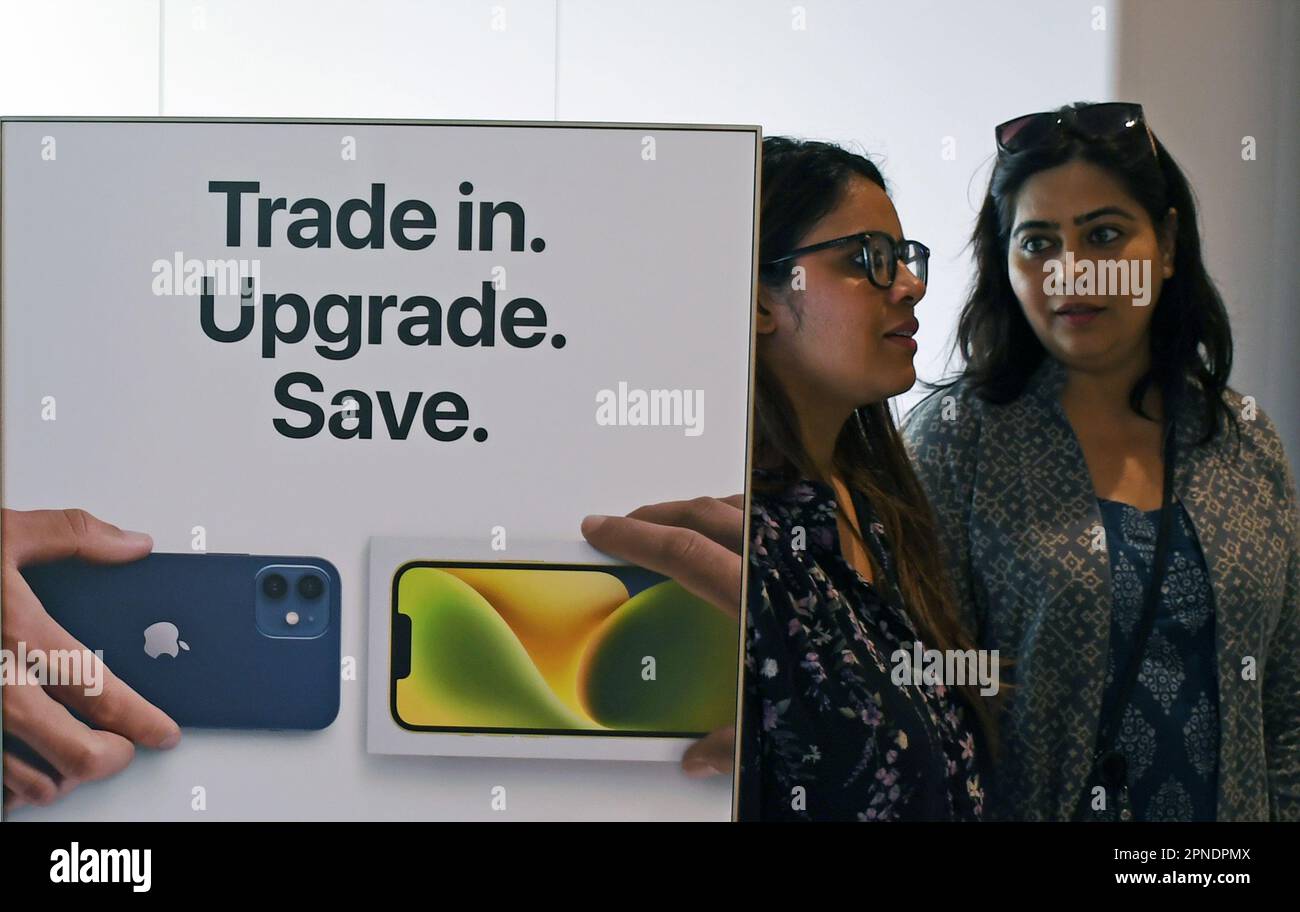 Mumbai, Indien. 18. April 2023. Frauen werden nach der Markteinführung im Einkaufszentrum Jio World Drive im Apple Store gesehen. Das Geschäft wurde von Tim Cook, dem Chief Executive Officer (CEO) von Apple, eröffnet, der bei der Markteinführung in Mumbai anwesend war. Der zweite Store wird am 20. April 2023 in Delhi eröffnet. (Foto: Ashish Vaishnav/SOPA Images/Sipa USA) Guthaben: SIPA USA/Alamy Live News Stockfoto