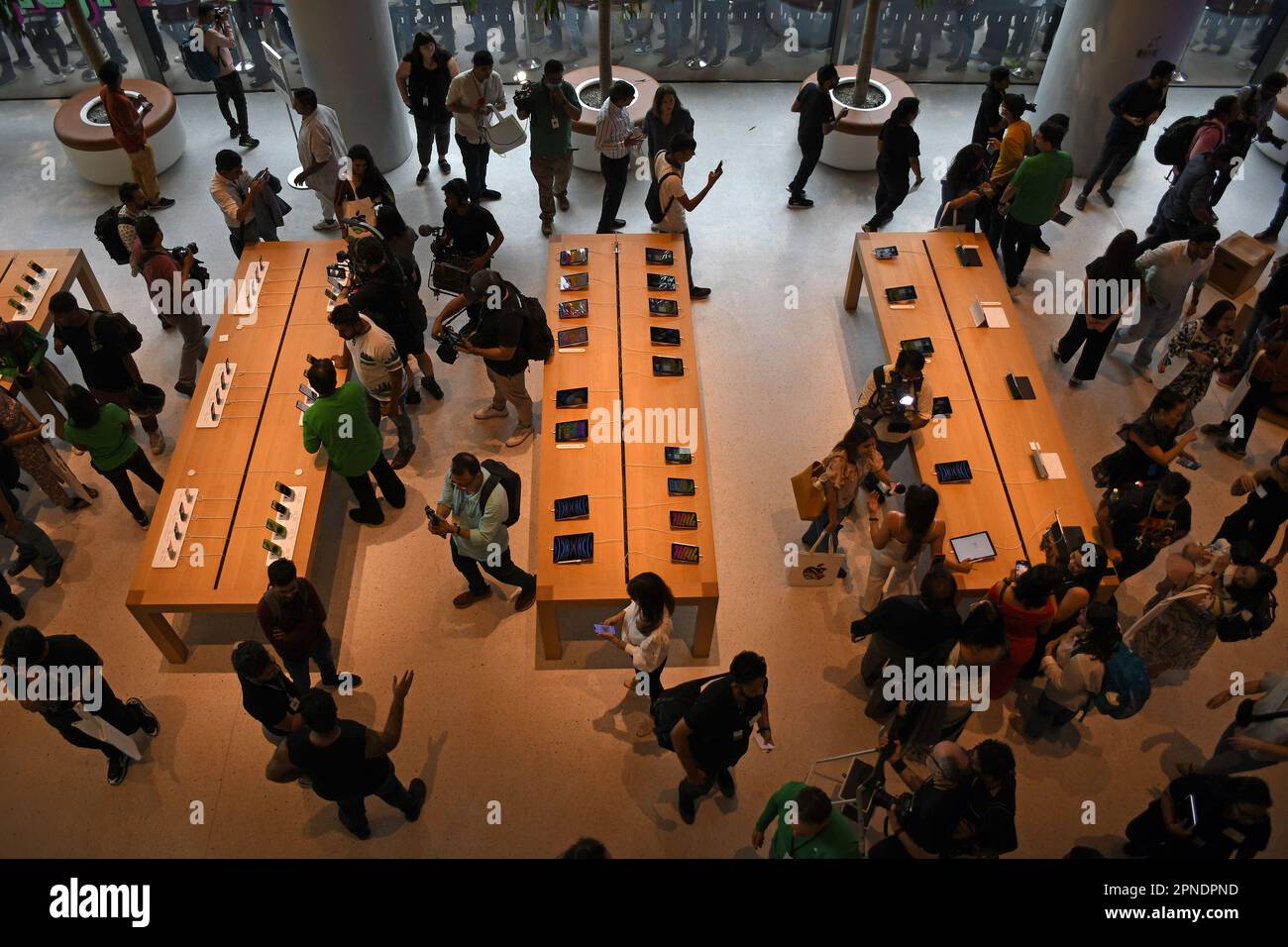 Mumbai, Indien. 18. April 2023. Nach der Einführung in der Jio World Drive Mall werden Menschen gesehen, wie sie Apple-Produkte im Geschäft prüfen. Das Geschäft wurde von Tim Cook, dem Chief Executive Officer (CEO) von Apple, eröffnet, der bei der Markteinführung in Mumbai anwesend war. Der zweite Store wird am 20. April 2023 in Delhi eröffnet. (Foto: Ashish Vaishnav/SOPA Images/Sipa USA) Guthaben: SIPA USA/Alamy Live News Stockfoto