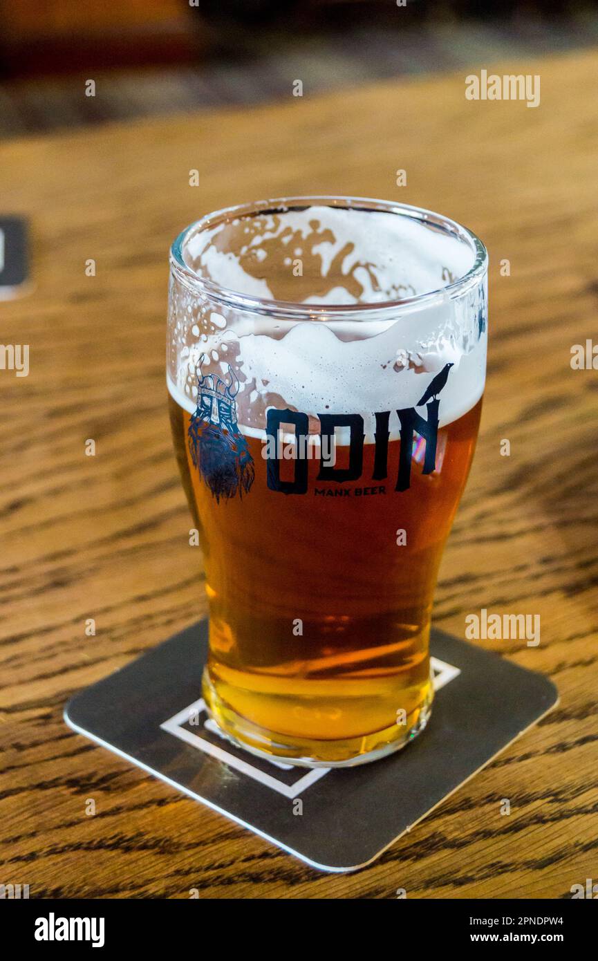Ein halbes Pint Glas Odin Brauerei Manx Mild Real Ale, Trafalgar Hotel, Ramsey, Isle of man Stockfoto