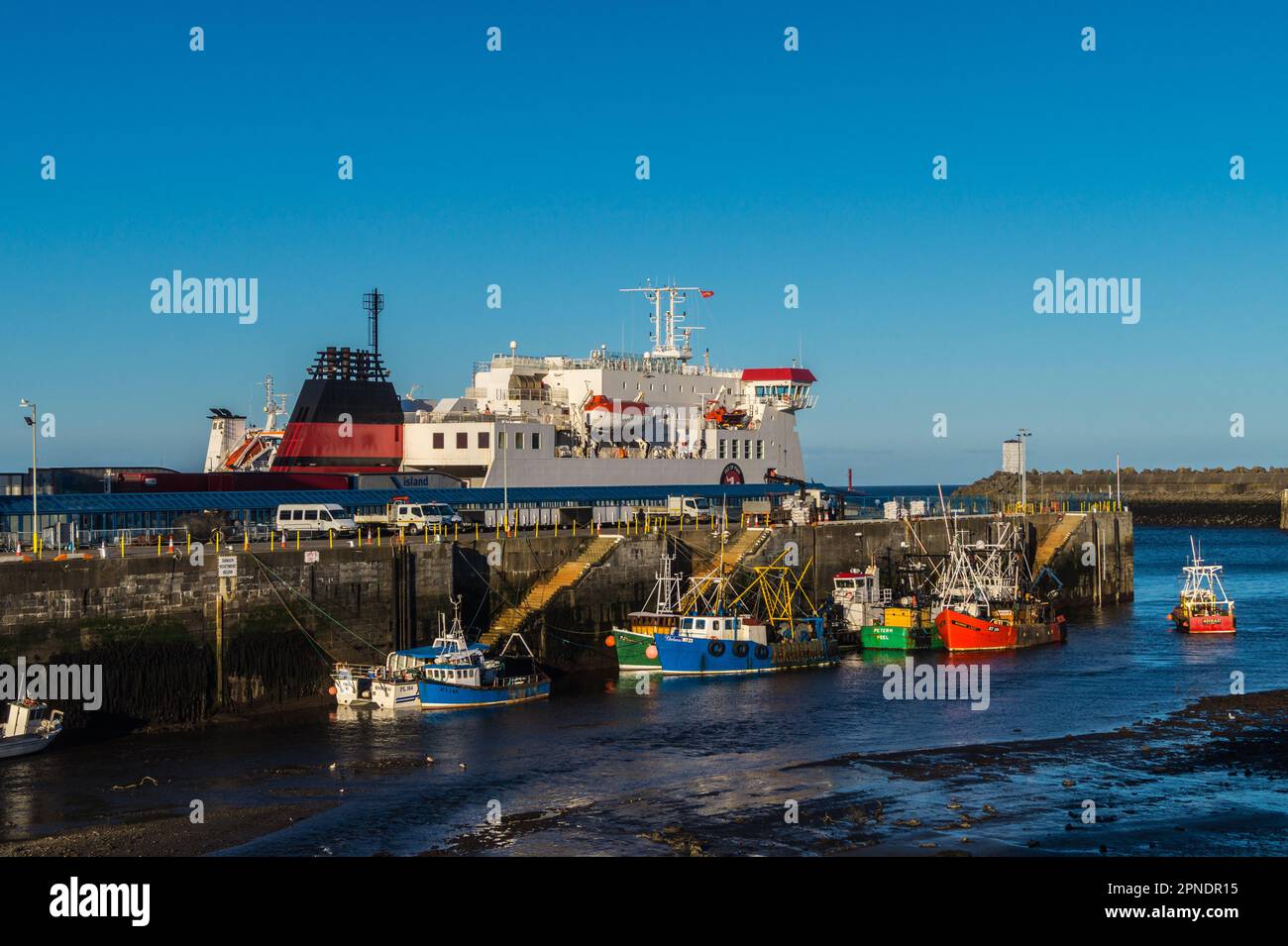 Isle of man Steam Packet Passagierfähre und Fischerboote im Hafen, Douglas, isle of man Stockfoto