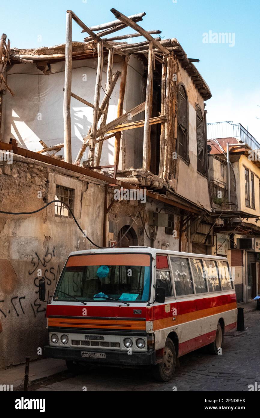 Damaskus, Syrien - Mai 2023: Alter, öffentlicher Bus in der Altstadt von Damaskus, Syrien Stockfoto