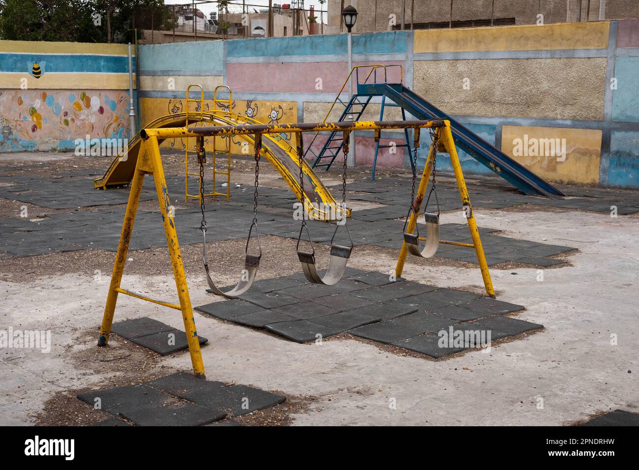 Heruntergekommene Schaukel auf dem Spielplatz alter Kinder Stockfoto