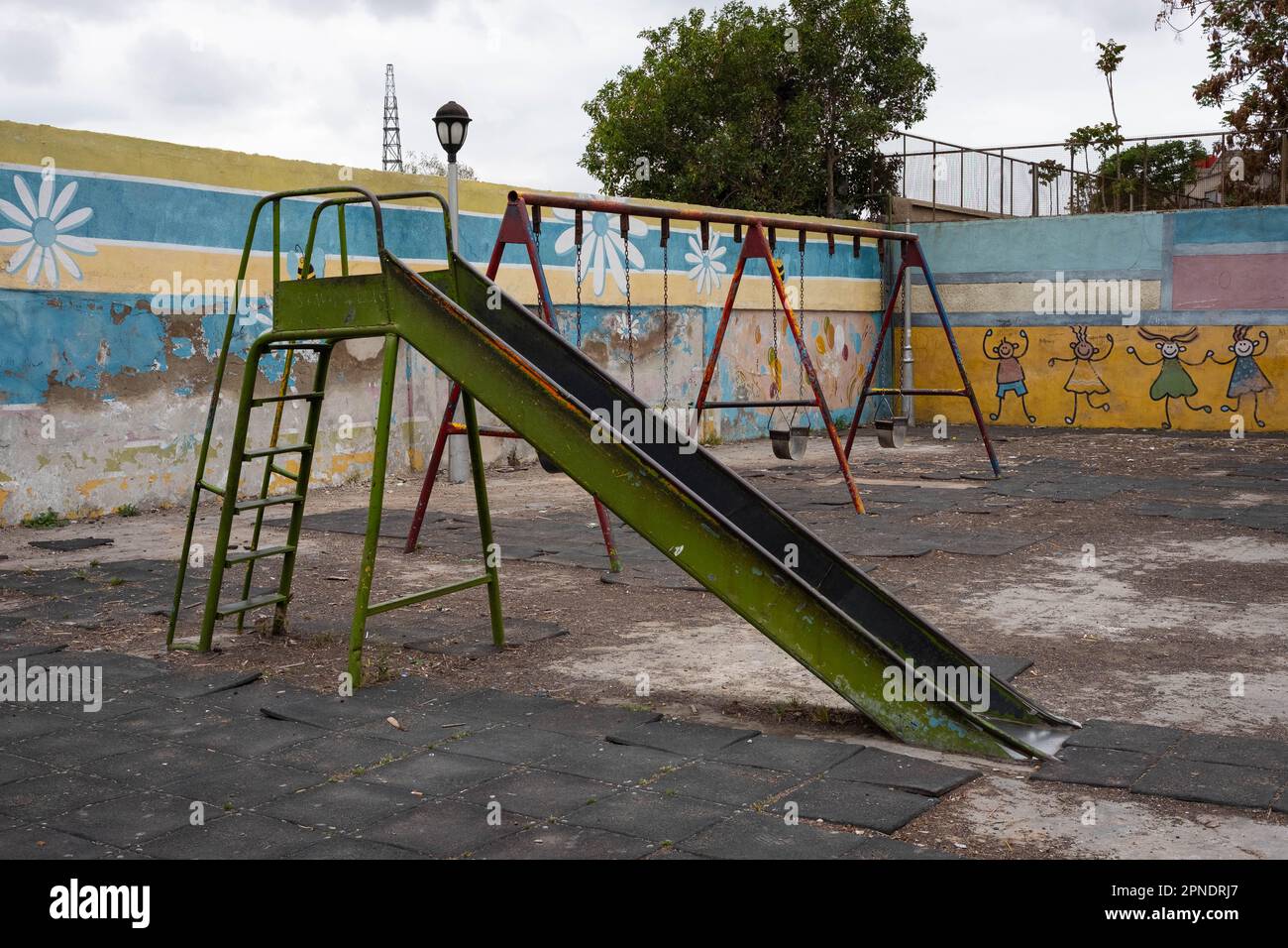 Rutsche auf dem alten Spielplatz, Damaskus, Syrien Stockfoto