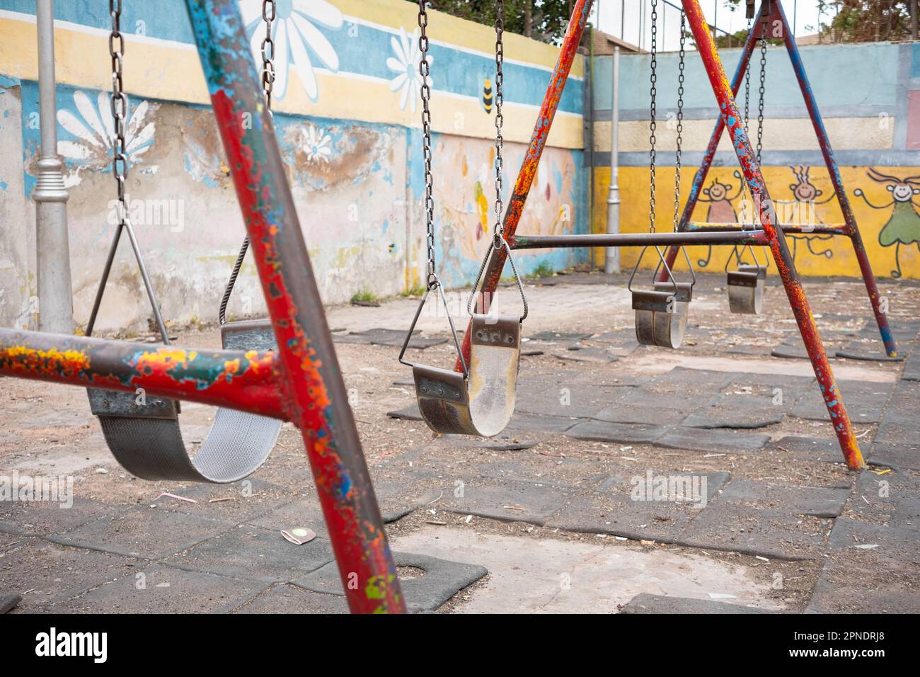 Heruntergekommene Schaukel auf dem Spielplatz alter Kinder Stockfoto