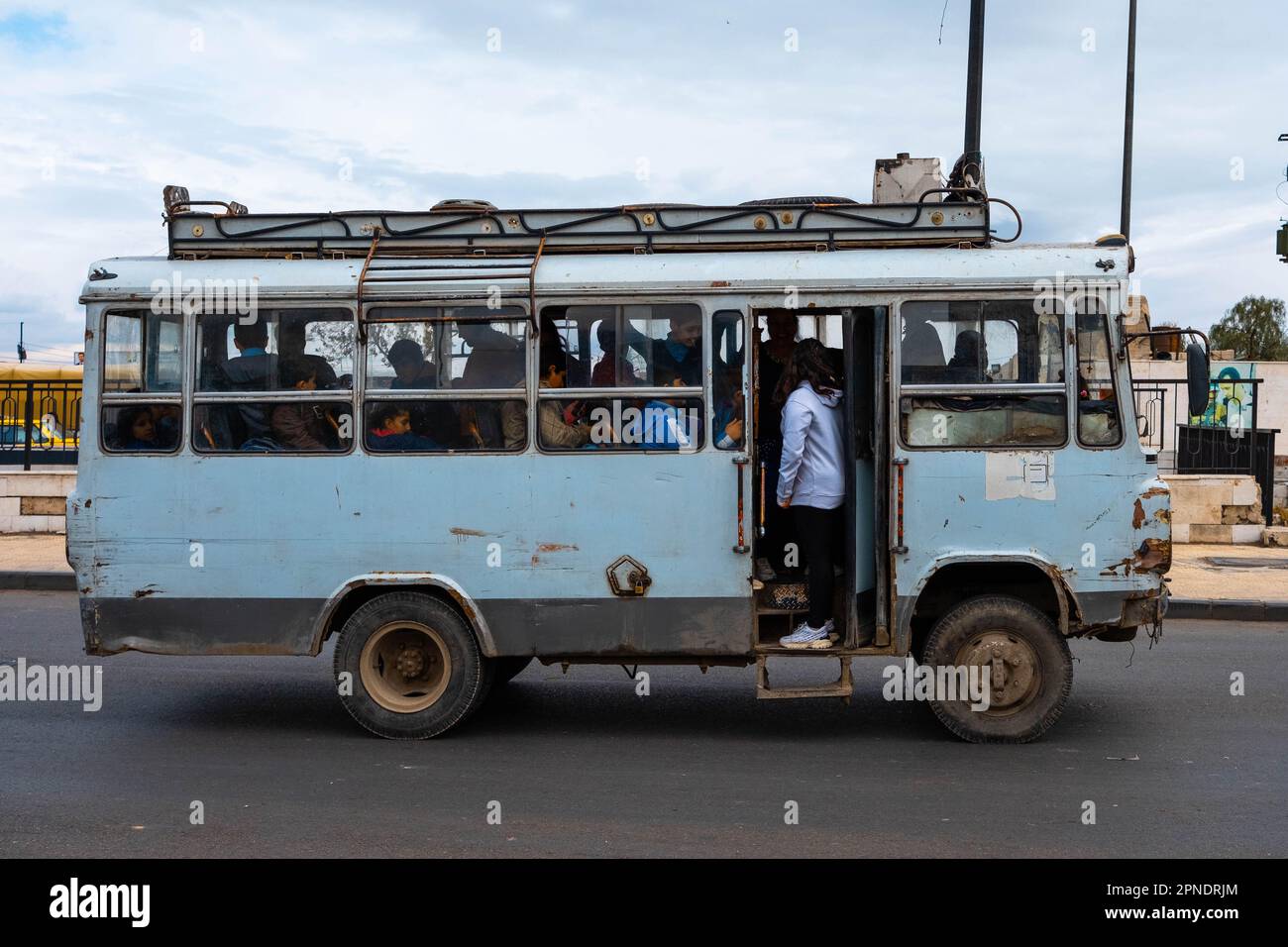 Damaskus, Syrien - Mai 2023: Menschen im Bus, öffentliche Verkehrsmittel in Damaskus, Syrien Stockfoto Damaskus, Syrien - Mai 2023: Menschen im Bus, öffentliche Verkehrsmittel in Damaskus, Syrien Stockfoto
