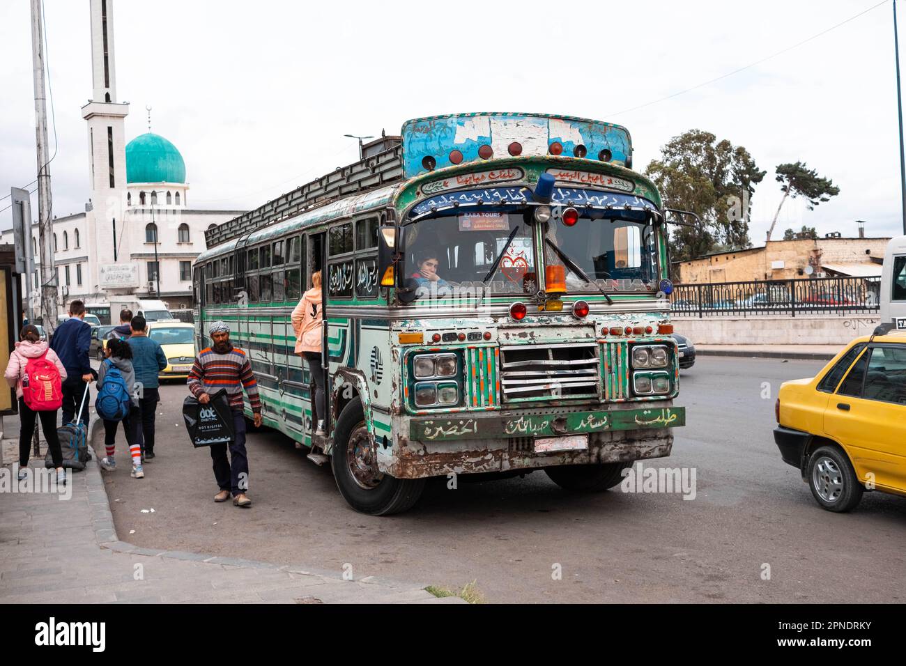 Damaskus, Syrien - Mai 2023: Alt, öffentlicher Bus in Damaskus, Syrien Stockfoto