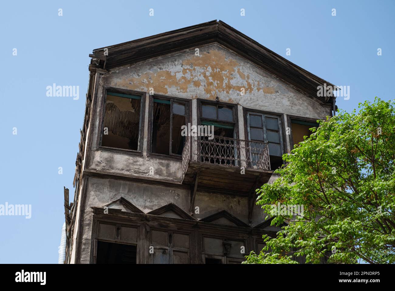 Historisches Haus, Holzfassade einer Gebäudetruine in der Altstadt von Damaskus, Syrien Stockfoto