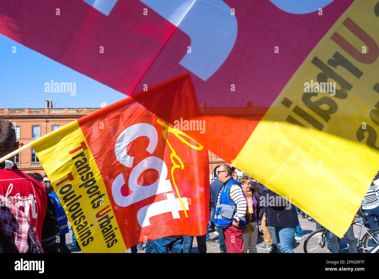 Toulouse, Frankreich. 18. April 2023. CGT-Flaggen mit einem Sud, Transports Urbains Demonstranten in der Mitte. Streik der Angestellten von TissEo Toulouse, die um eine Neubewertung der Löhne bitten. Frankreich, Toulouse, 18. April 2023. Foto: Patricia Huchot-Boissier/ABACAPRESS.COM Kredit: Abaca Press/Alamy Live News Stockfoto