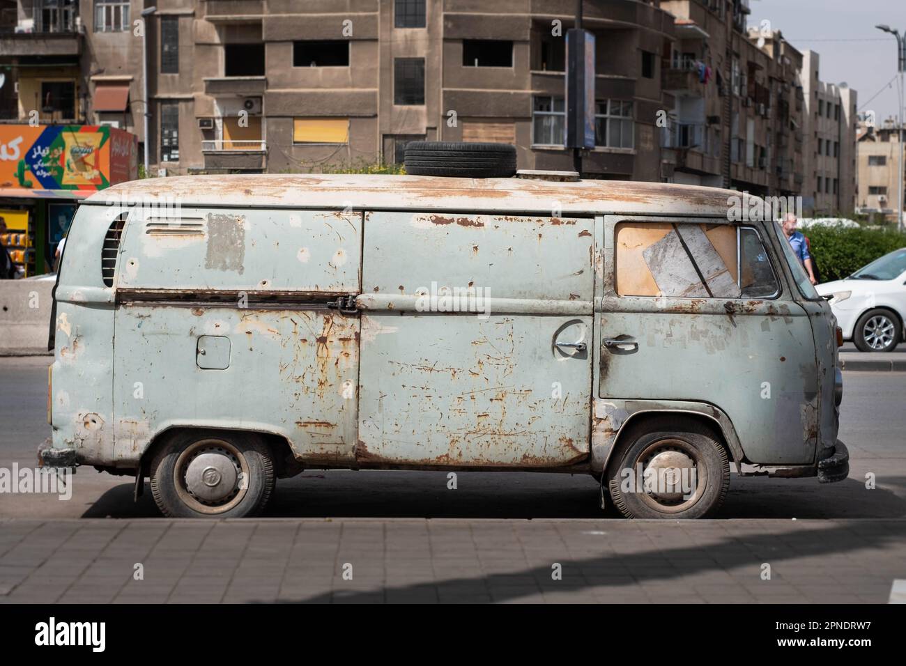 Damaskus, Syrien - april 2023: Alt, VW Bus, Vintage Volkswagen Bulli auf der Straße in Damaskus, Syrien Stockfoto