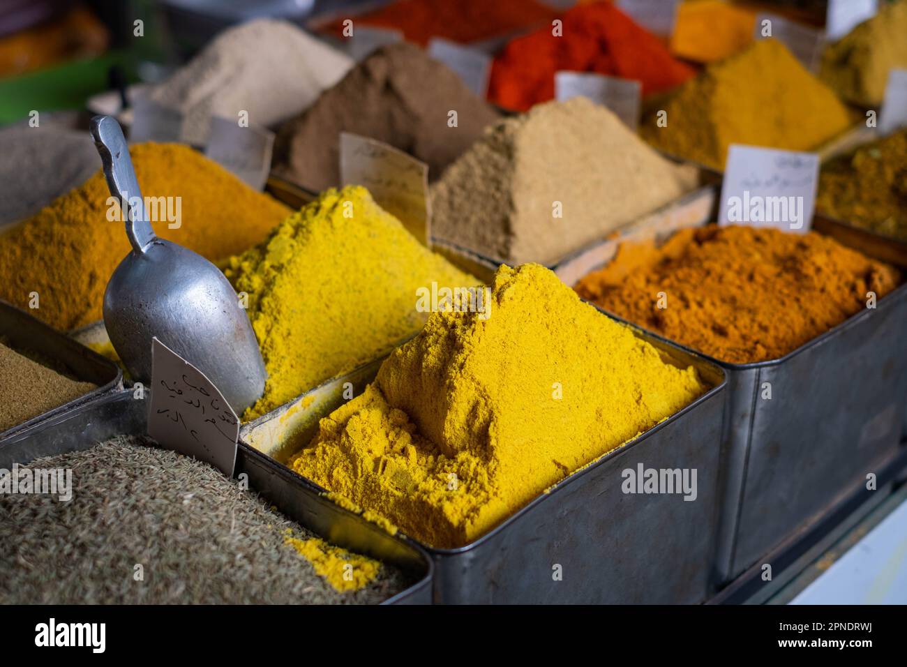 Buntes Curry und Gewürze auf dem Lebensmittelmarkt, Suq, Damaskus Stockfoto