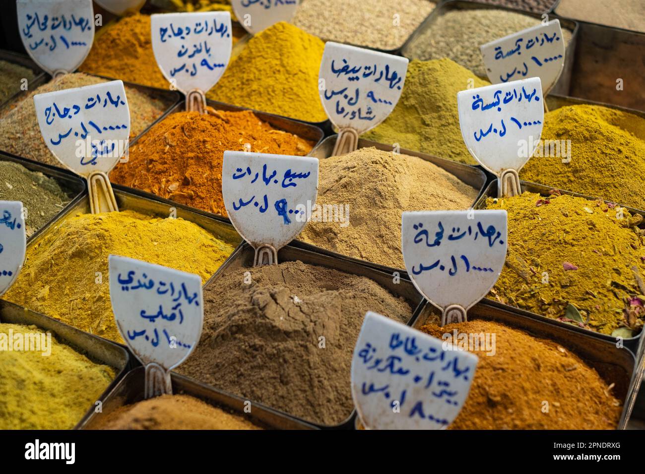 Bunte Gewürze mit arabischer Beschreibung auf Suq in Damaskus Stockfoto