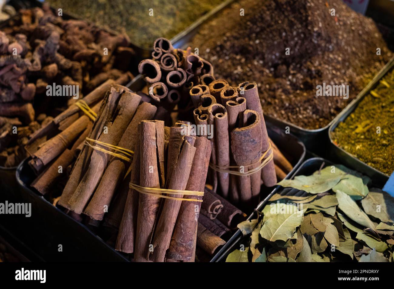 Cinammon-Nahaufnahme auf dem Gewürzmarkt - Stockfoto