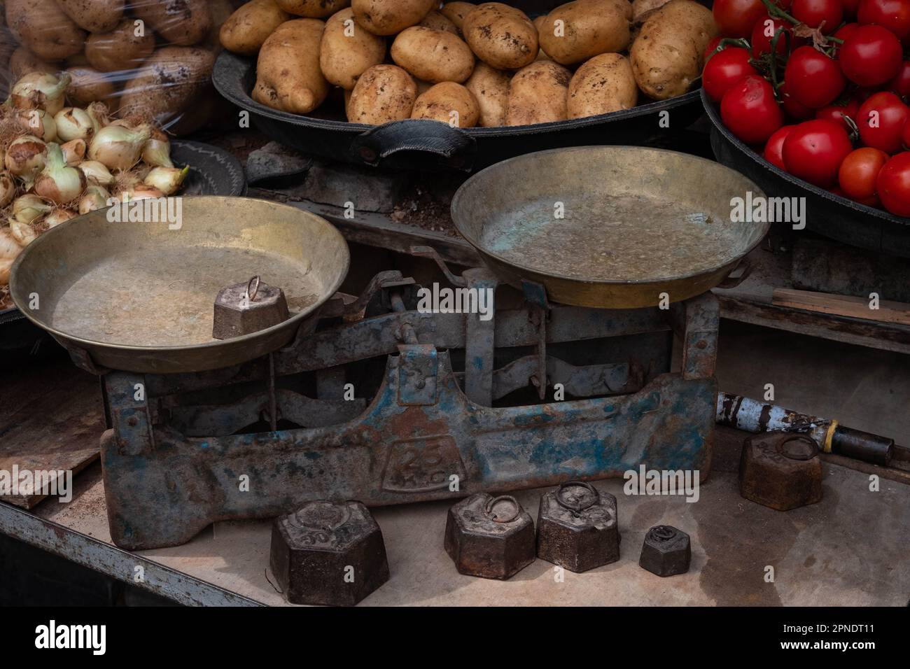 Alte Skala auf dem Lebensmittelmarkt der Landwirte, Stockfoto