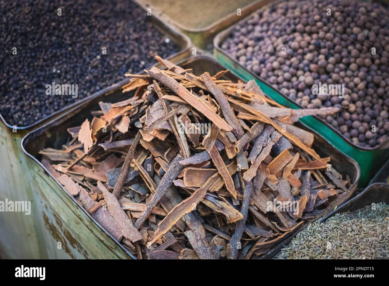 Cinammon-Nahaufnahme auf dem Gewürzmarkt - Stockfoto