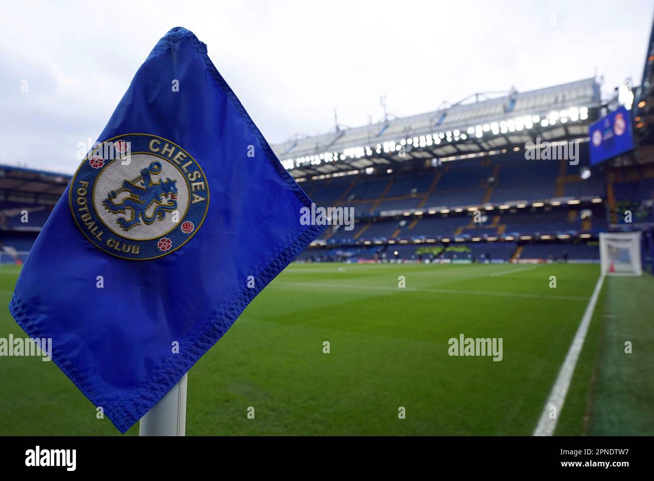 Eine Eckflagge mit Chelsea-Emblem vor dem Viertelfinale der UEFA Champions League auf der zweiten Etappe auf der Stamford Bridge, London. Foto: Dienstag, 18. April 2023. Stockfoto