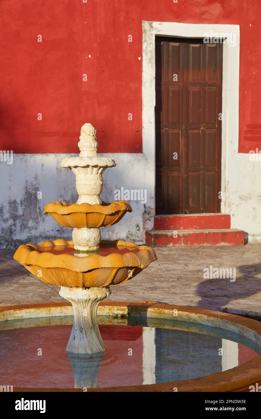 Ein Brunnen in kolonialer Architektur auf der Calle de los Frailes, Valladolid, Yucatan, Mexiko. Stockfoto