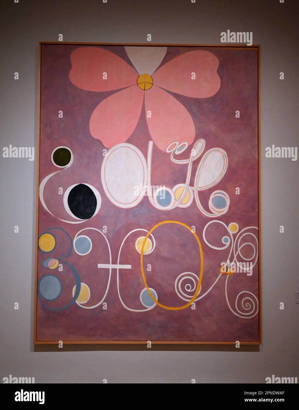 Die Ausstellung von Tate Modern ist die bisher größte Präsentation der Arbeit von Hilma af Klint im Vereinigten Königreich . Zu den Höhepunkten zählen alle zehn ihrer monumentalen Gemälde aus der Serie The Ten Largest 1907 , die zum ersten Mal im Vereinigten Königreich zusammen präsentiert wurden . Die zehn Gemälde sind in einem Raum aufgehängt , so dass Besucher in diese bemerkenswerte Serie von Großwerken eintauchen können . Stockfoto