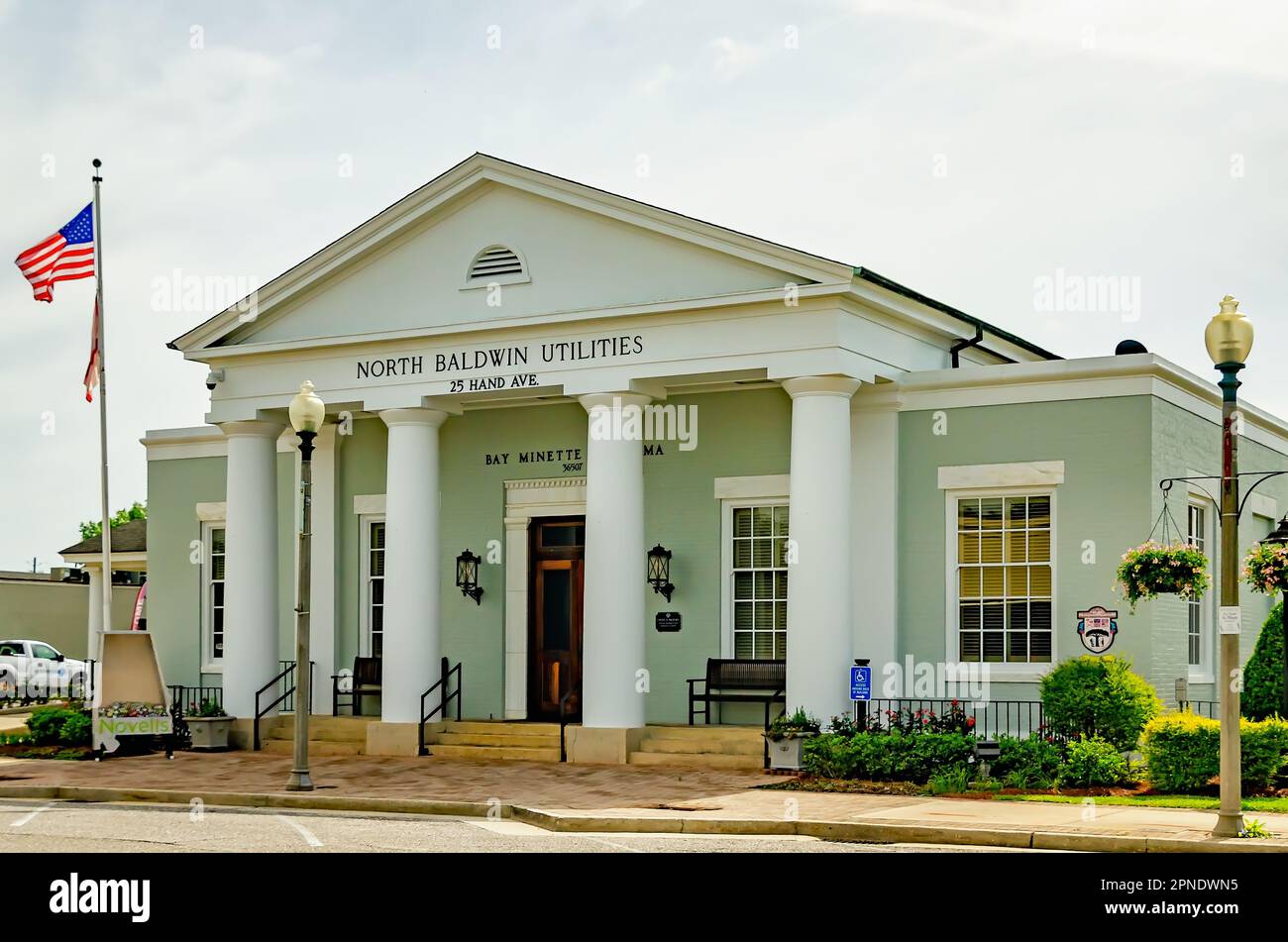 North Baldwin Utilities ist im alten Postamt von Bay Minette, 16. April 2023, in Bay Minette, Alabama, abgebildet. Das Gebäude wurde 1937 errichtet. Stockfoto