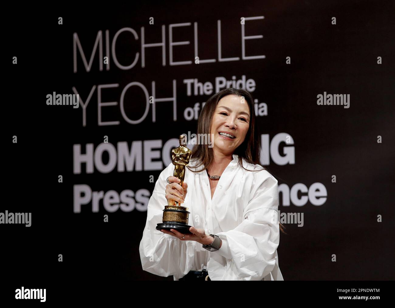 Kuala Lumpur, Malaysia. 18. April 2023. Malaysische Schauspielerin Michelle Yeoh, hält die Oscar-Statuette während einer Pressekonferenz in Kuala Lumpur. Michelle gewann den Preis für die beste Schauspielerin in einer Hauptrolle für „Everywhere All At Once“ auf dem Oscar. Kredit: SOPA Images Limited/Alamy Live News Stockfoto