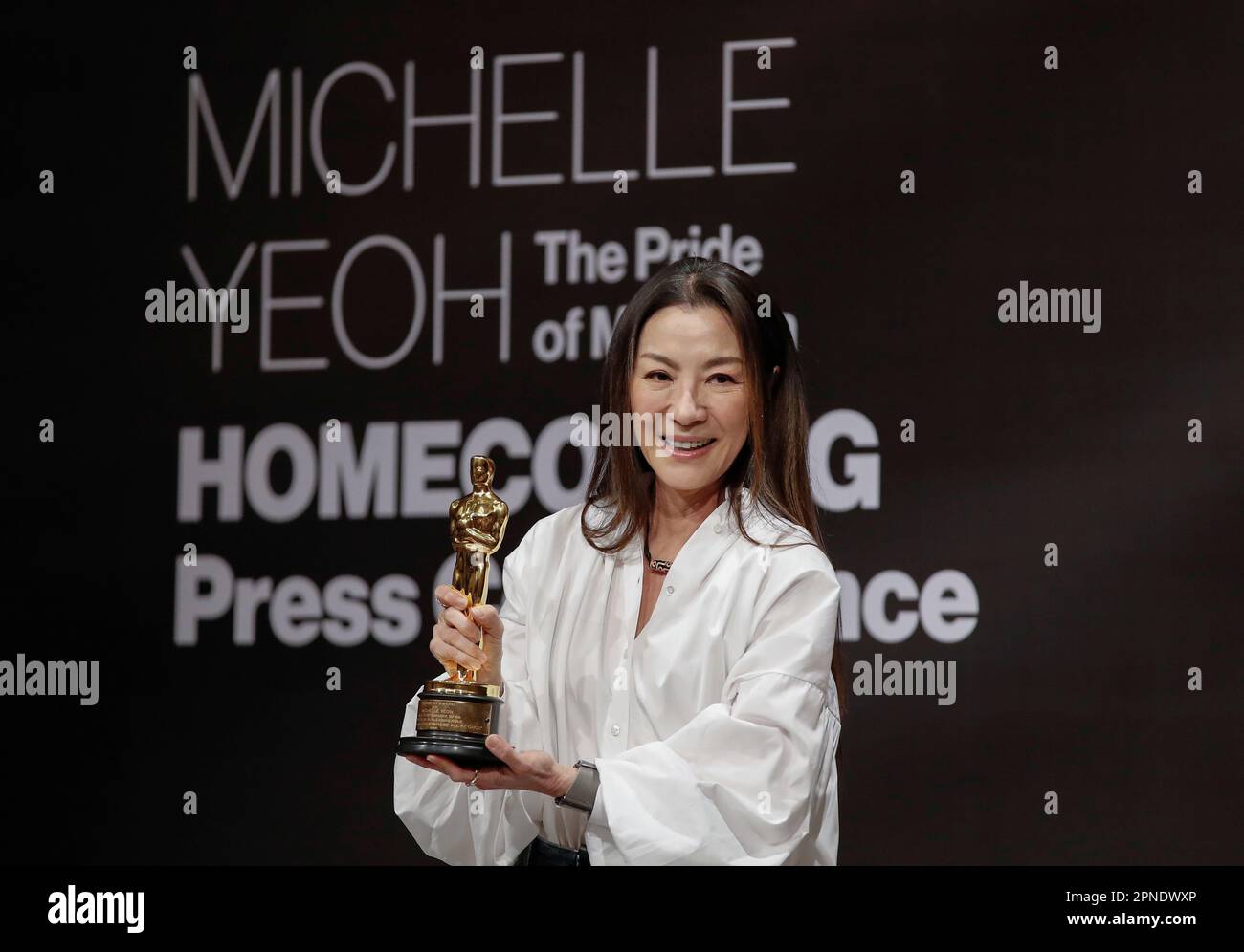 Kuala Lumpur, Malaysia. 18. April 2023. Malaysische Schauspielerin Michelle Yeoh, hält die Oscar-Statuette während einer Pressekonferenz in Kuala Lumpur. Michelle gewann den Preis für die beste Schauspielerin in einer Hauptrolle für „Everywhere All At Once“ auf dem Oscar. Kredit: SOPA Images Limited/Alamy Live News Stockfoto