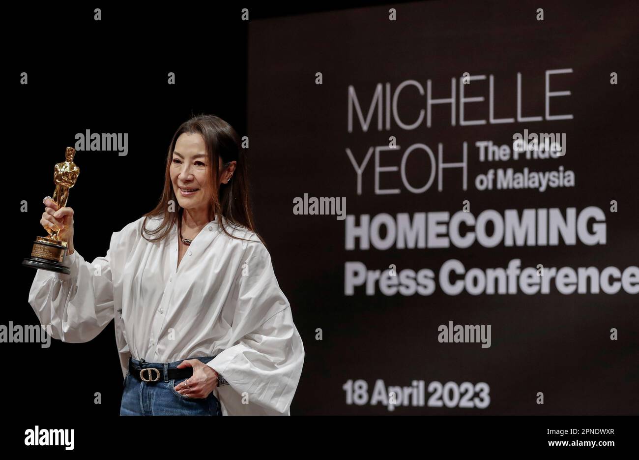 Kuala Lumpur, Malaysia. 18. April 2023. Malaysische Schauspielerin Michelle Yeoh, hält die Oscar-Statuette während einer Pressekonferenz in Kuala Lumpur. Michelle gewann den Preis für die beste Schauspielerin in einer Hauptrolle für „Everywhere All At Once“ auf dem Oscar. Kredit: SOPA Images Limited/Alamy Live News Stockfoto