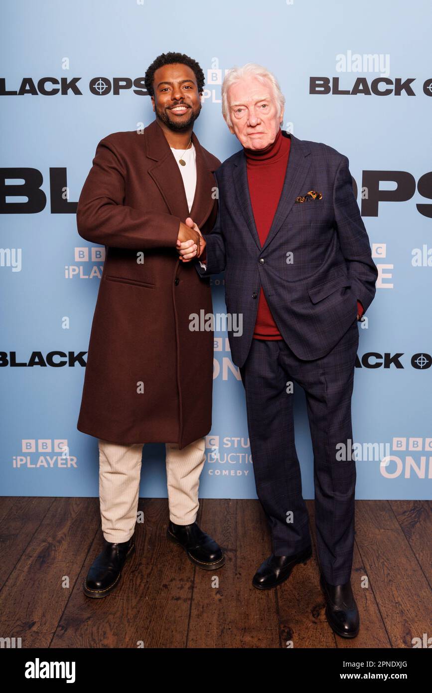 Pressemitteilung für BLACK OPS, neue Comedy-Serie auf BBC One und BBC iPlayer, produziert von BBC Studios Comedy. AKEMNJI NDIFORNYEN (L), ALAN FORD (R). Stockfoto