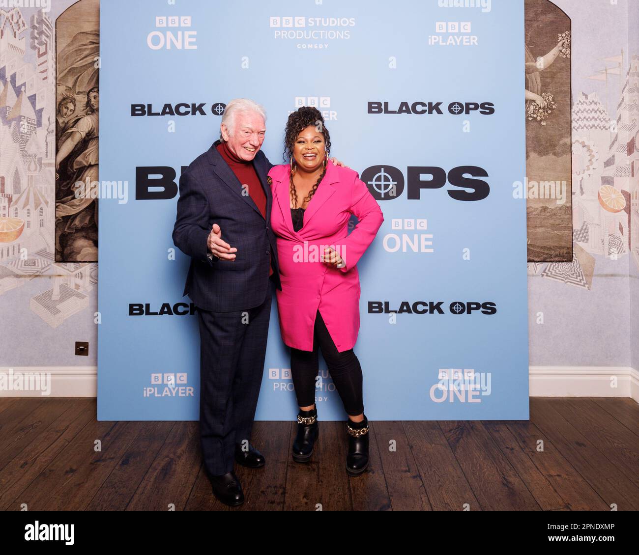 Pressemitteilung für BLACK OPS, neue Comedy-Serie auf BBC One und BBC iPlayer, produziert von BBC Studios Comedy. ALAN FORD (L) UND GBEMISOLA IKUMELO (R) Stockfoto