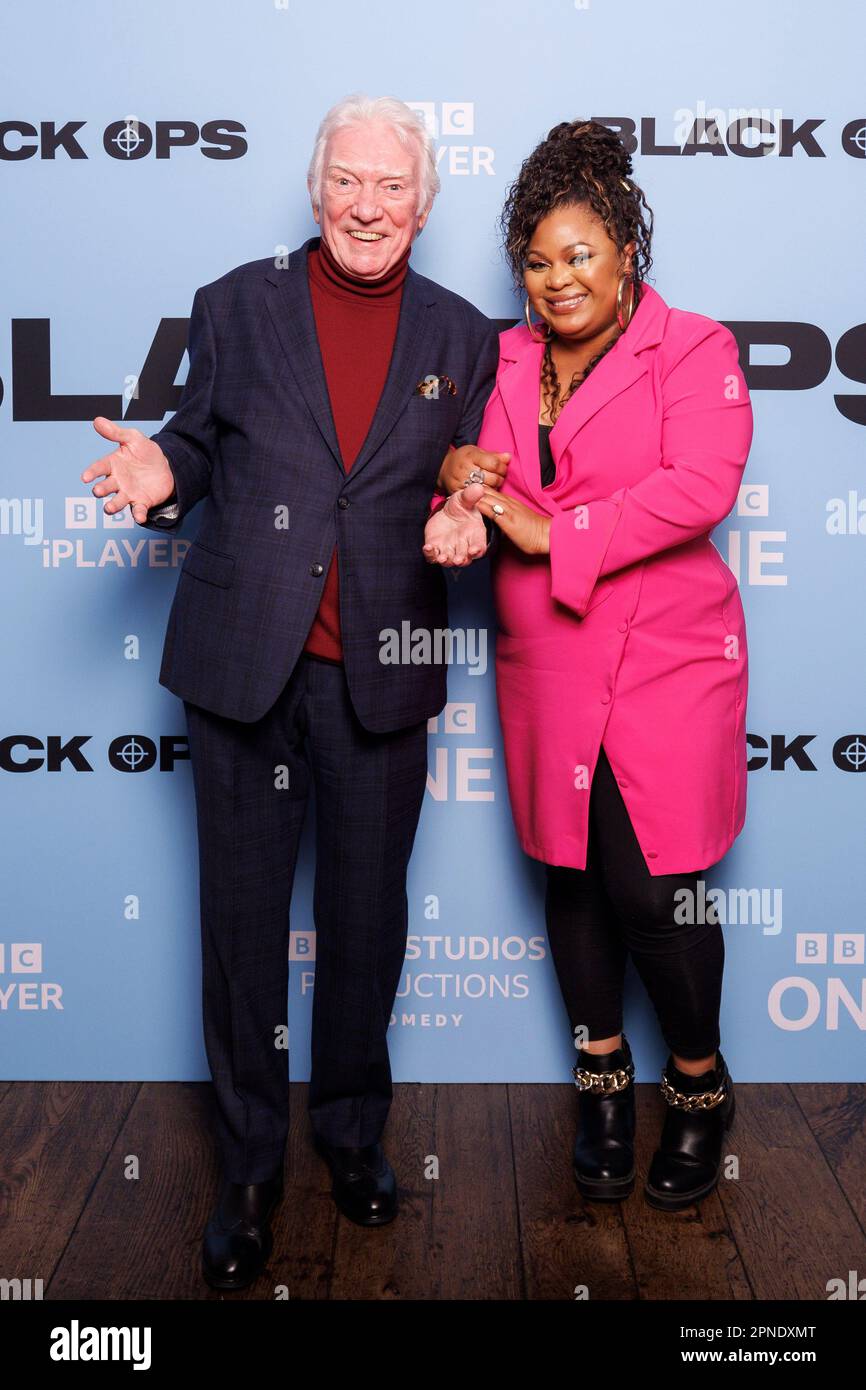 Pressemitteilung für BLACK OPS, neue Comedy-Serie auf BBC One und BBC iPlayer, produziert von BBC Studios Comedy. ALAN FORD (L) UND GBEMISOLA IKUMELO (R) Stockfoto