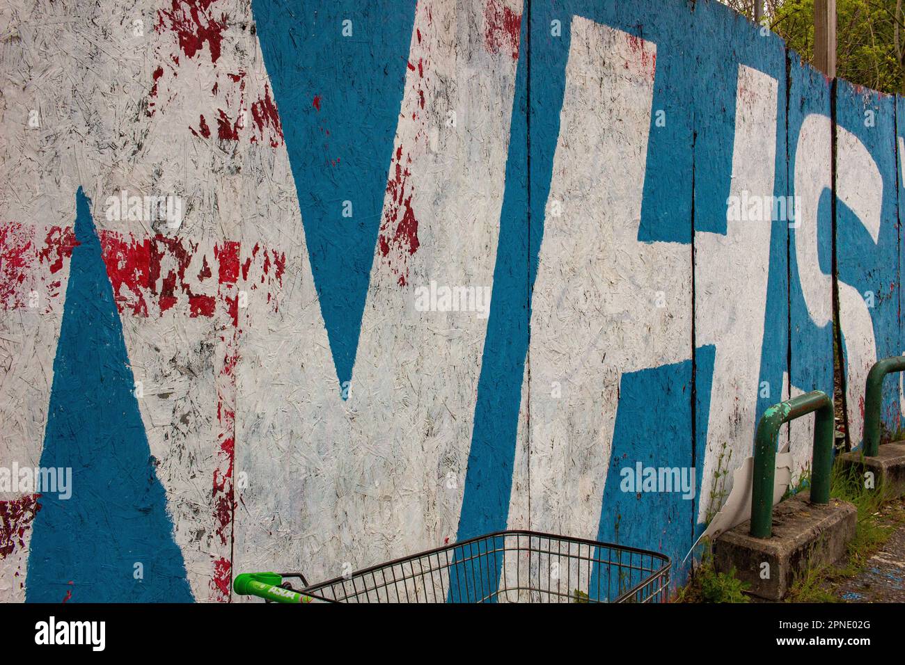 Großes Schild an der Wand in Roehampton, London, mit der Aufschrift „We Love our NHS“, mit Herzlogo Stockfoto