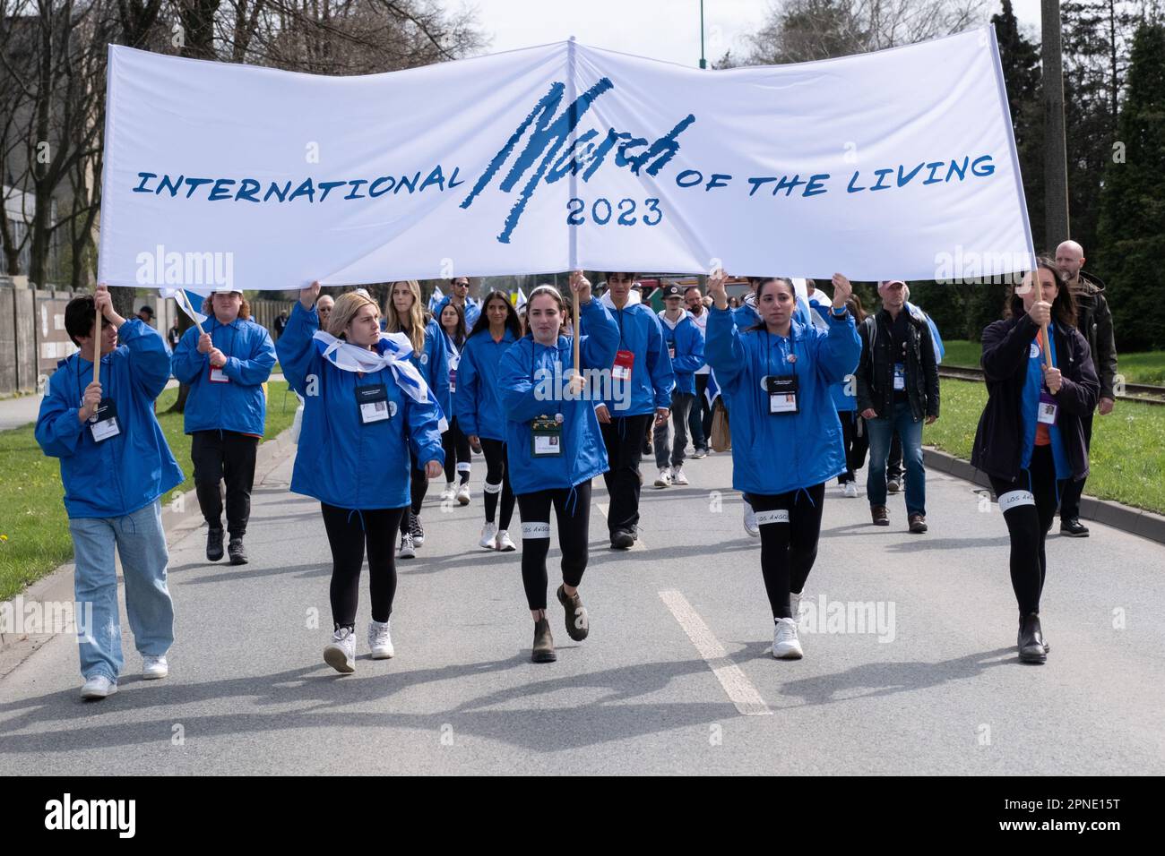 Czestochowa, Polen. 18. April 2023. Leute mit dem Banner "International March of the Living" entlang der Straße. Jedes Jahr kommen Tausende Juden nach Auschwitz-Birkenau, einem ehemaligen deutschen konzentrations- und Vernichtungslager, um am Internationalen Marsch der Lebenden teilzunehmen. Überlebende des Holocaust nehmen ebenfalls am marsch Teil. Kredit: SOPA Images Limited/Alamy Live News Stockfoto