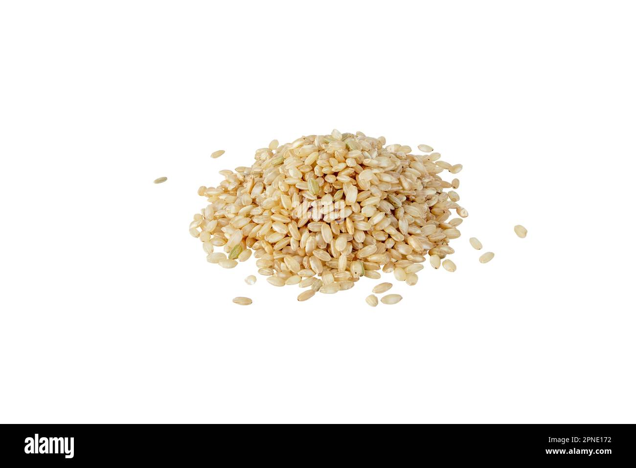Brauner Reishaufen, isoliert auf weiß. Ungekochte, rohe Vollkornflocken. Stockfoto