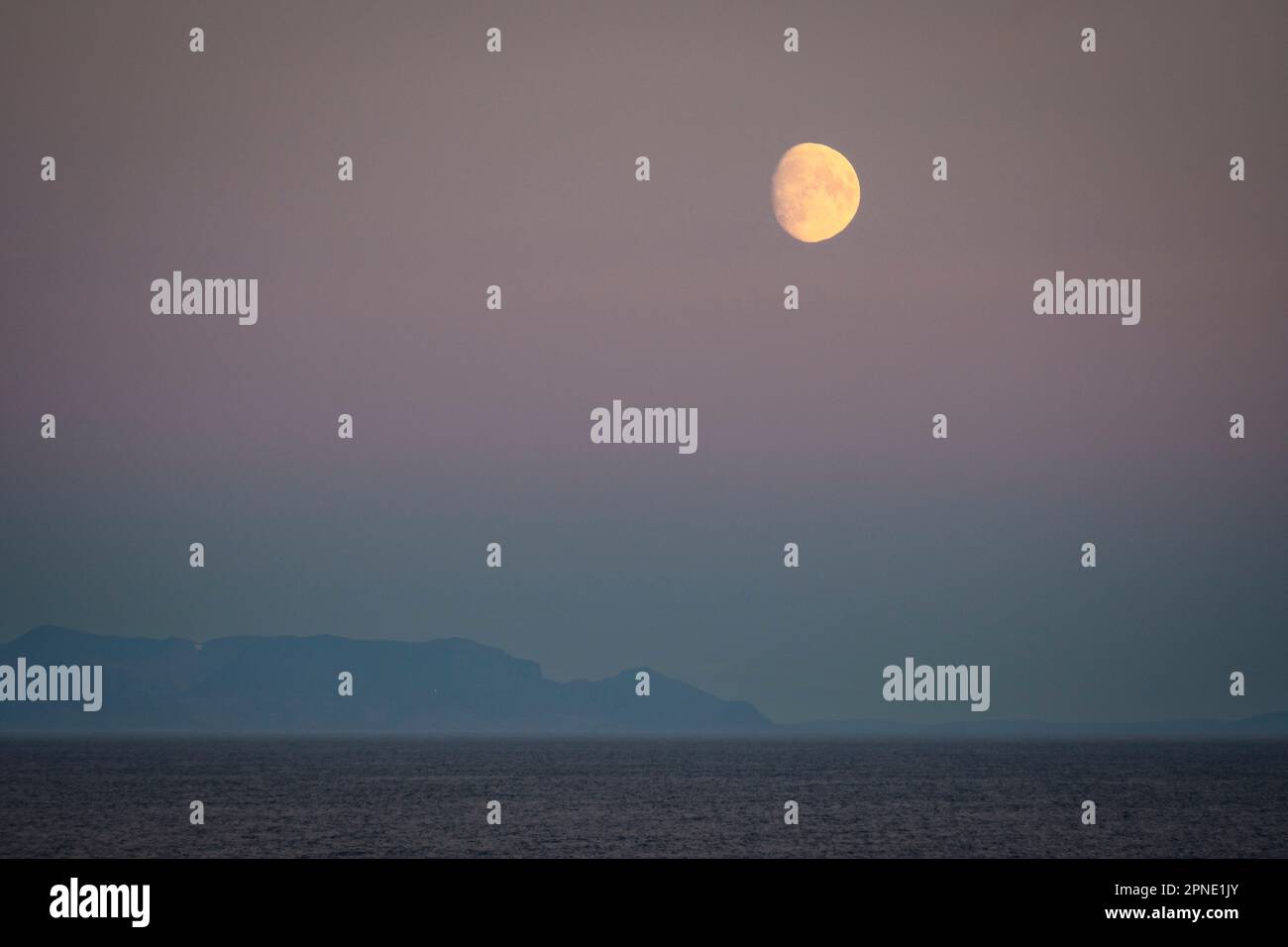 Bei Sonnenuntergang erhebt sich der Vollmond über der Küste des nördlichen Labrador in der Nähe des Saglek Fjord. Stockfoto