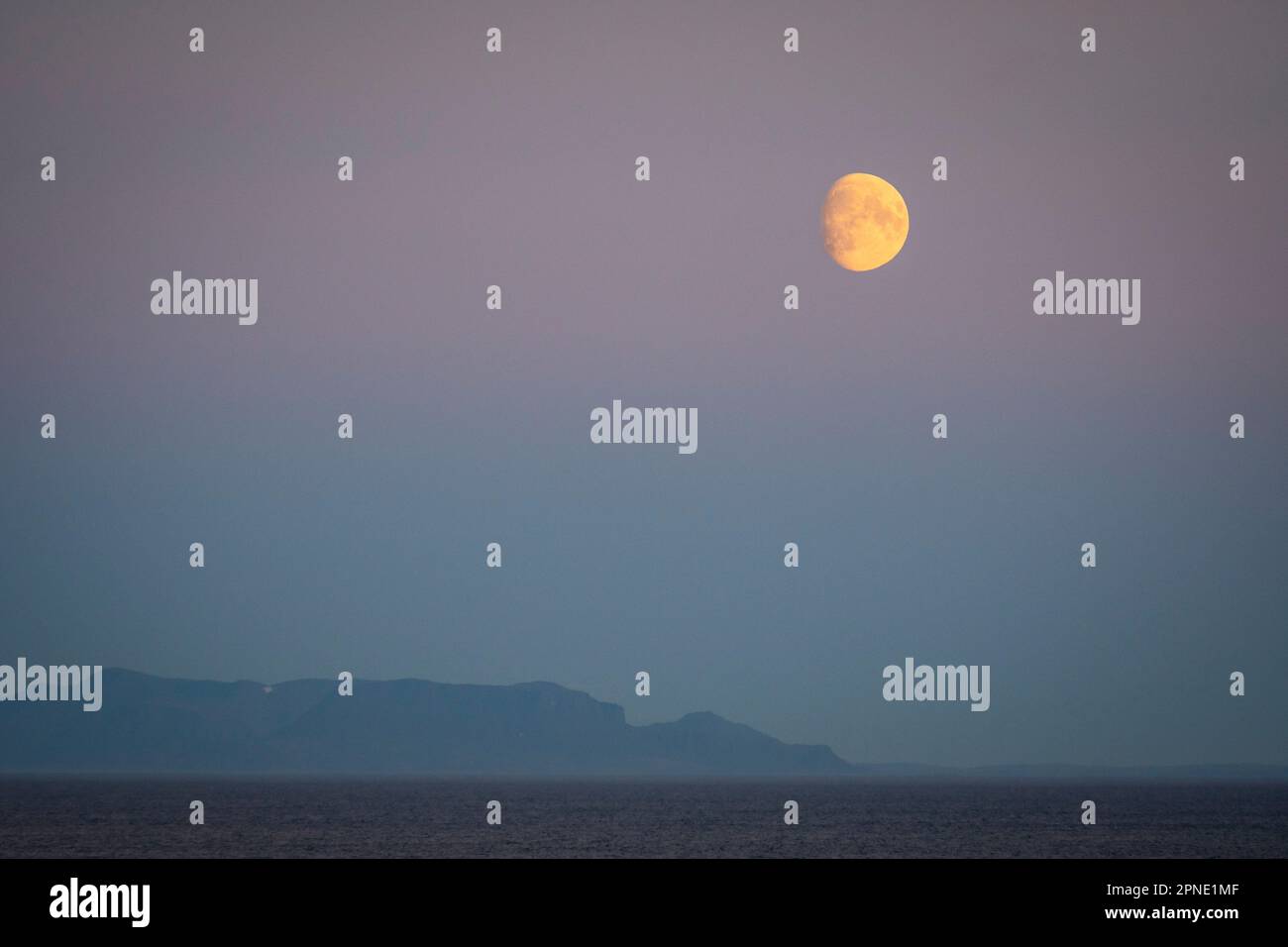 Bei Sonnenuntergang erhebt sich der Vollmond über der Küste des nördlichen Labrador in der Nähe des Saglek Fjord. Stockfoto