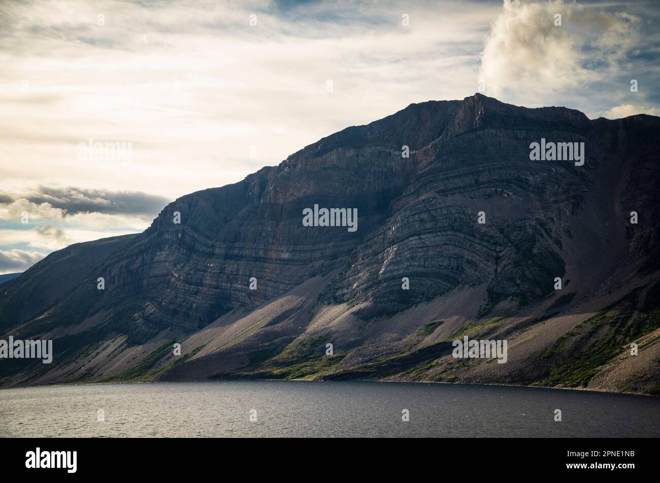 Sedimentschichten, sichtbar an der Seite der Berge entlang des Ufers von Saglek Fjord im Norden von Labrador, Kanada. Stockfoto