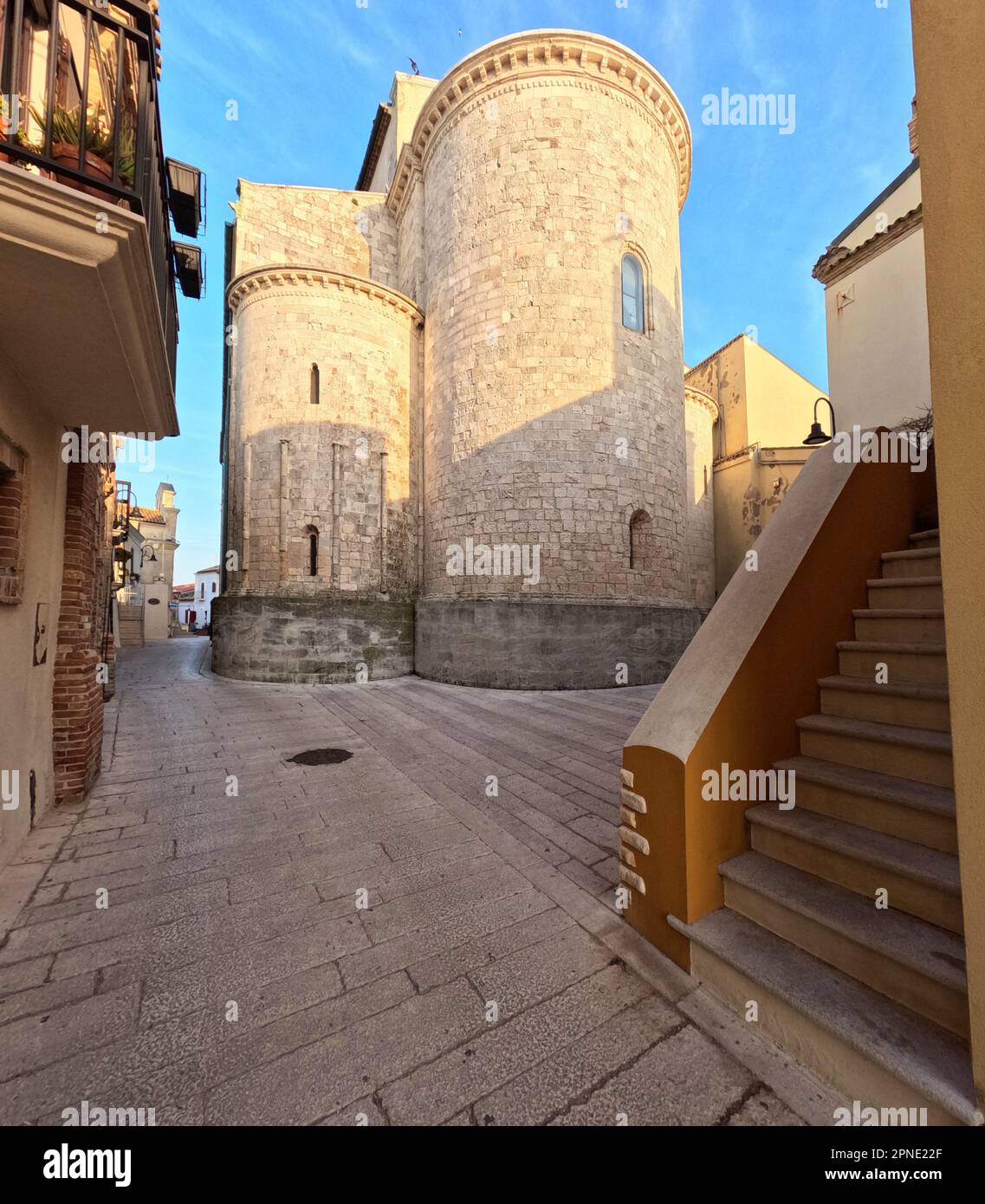 Eine Gasse hinter den Mauern der Kathedrale von Termoli, einer mittelalterlichen Stadt in der Provinz Campobasso. Stockfoto