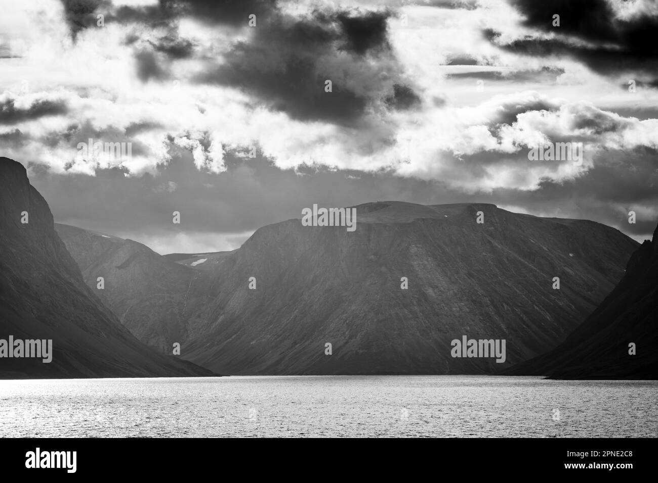 Berge säumen das Ufer des Saglek Fjord im Norden von Labrador, Kanada. Stockfoto