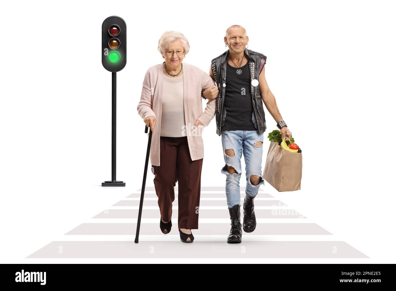 Ein Mann hält eine ältere Frau unter Arm und trägt eine Einkaufstasche an einem Fußgängerübergang, isoliert auf weißem Hintergrund Stockfoto