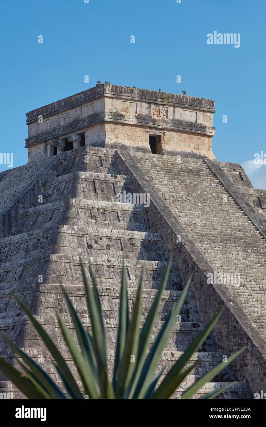 Der „Tempel des Kukulcan“ (El Castillo), eine mesoamerikanische Stufenpyramide in der archäologischen Stätte von Chichen Itza, Yucatan, Mexiko. Stockfoto