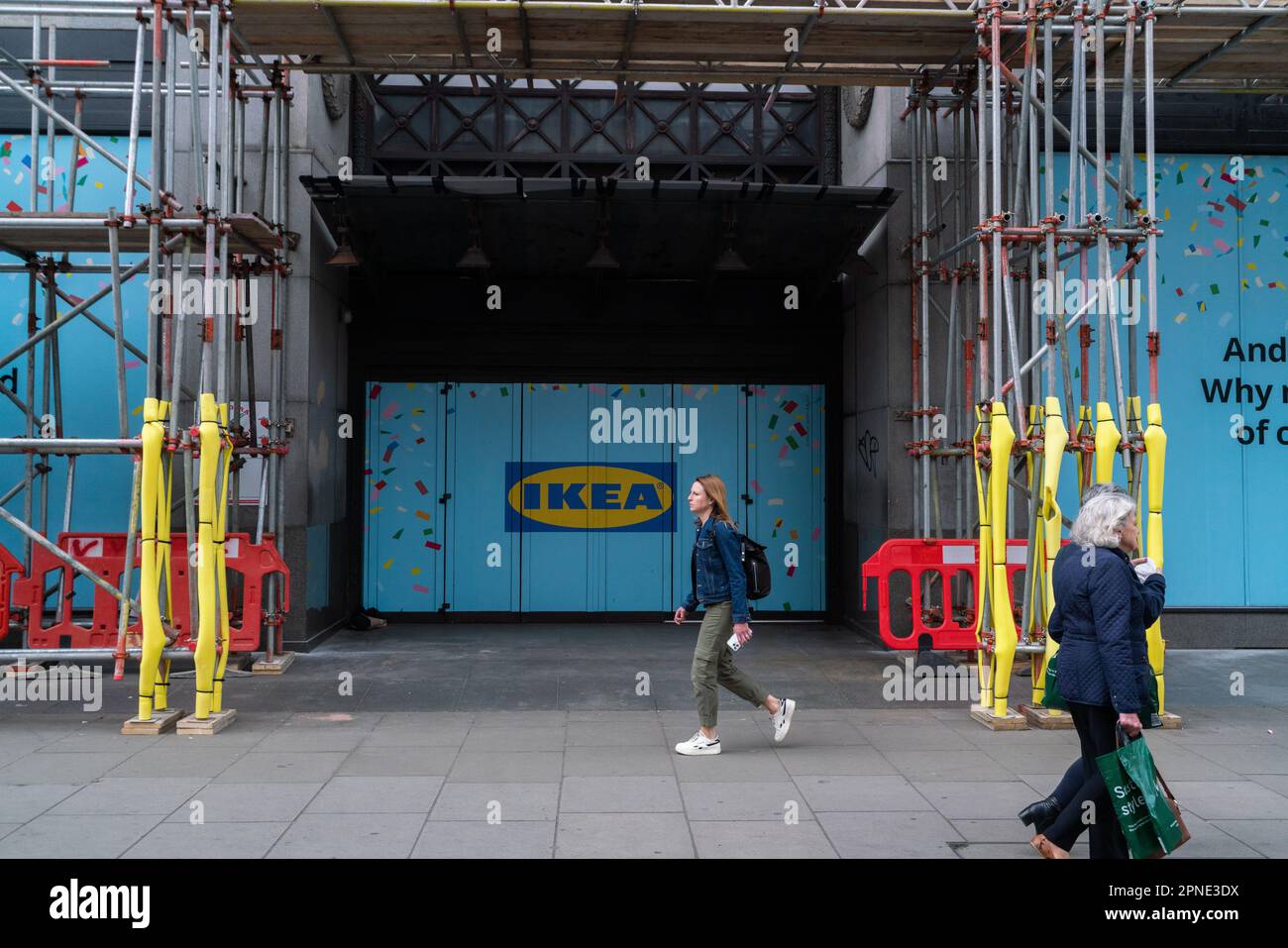 London UK. 18. April 2023 Auf der Außenseite des neuen IKEAFlagship