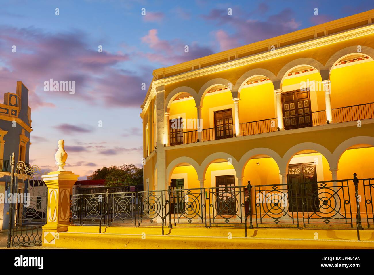 Die Bögen des Museums „El Palacio“ auf dem Hauptplatz von Campeche in der Abenddämmerung, Campeche, Mexiko. Stockfoto