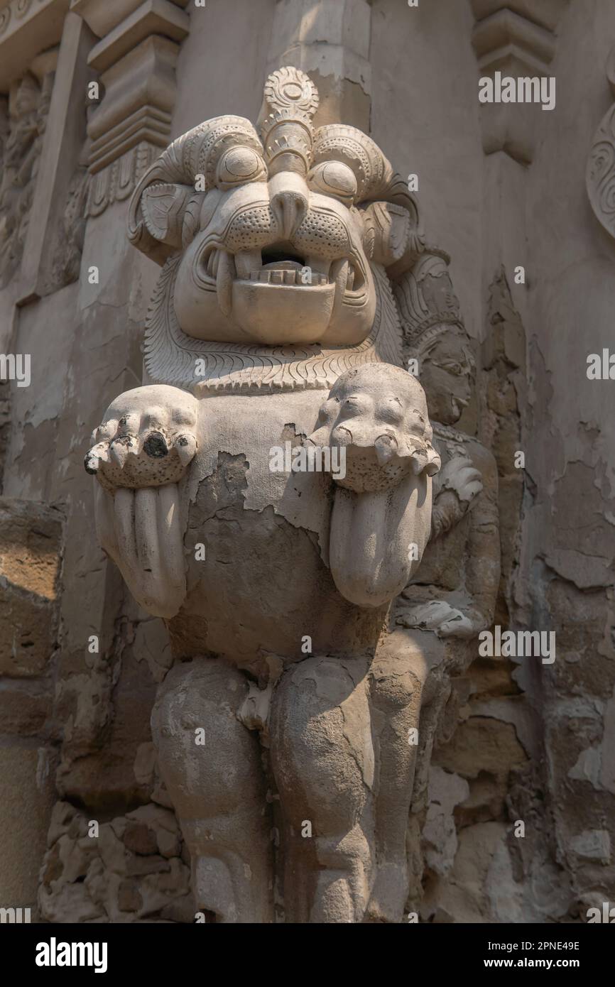 Alte Skulptur des mythologischen Löwen im Kailasanatha-Tempel, Kanchipuram (Kancheepuram Kanjivaram), Tamil-Nadu, Indien. Stockfoto