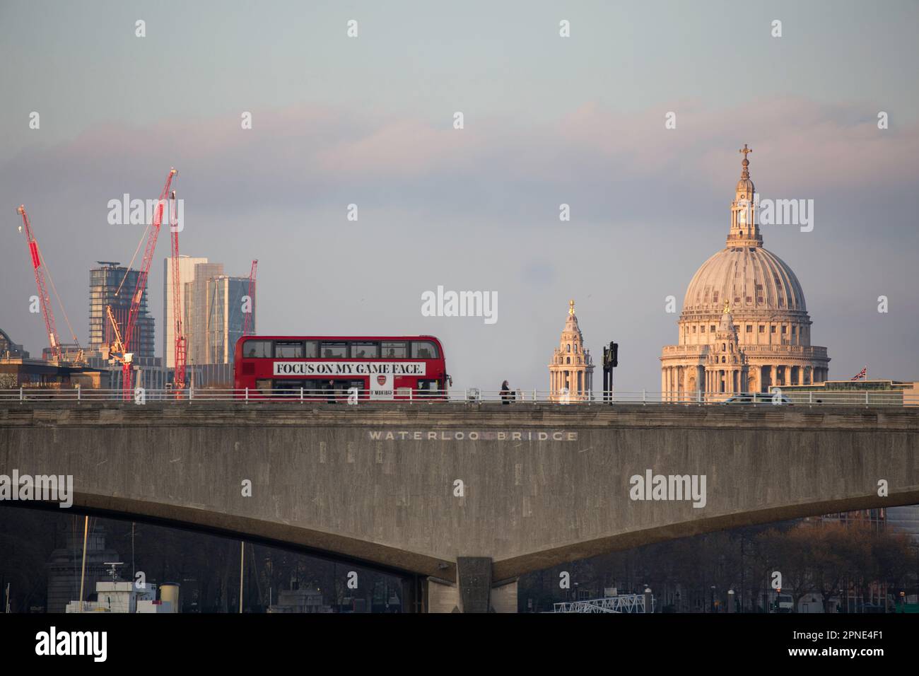 London Red Bus auf der Waterloo Bridge mit St. Pauls-Kathedrale im Hintergrund Stockfoto