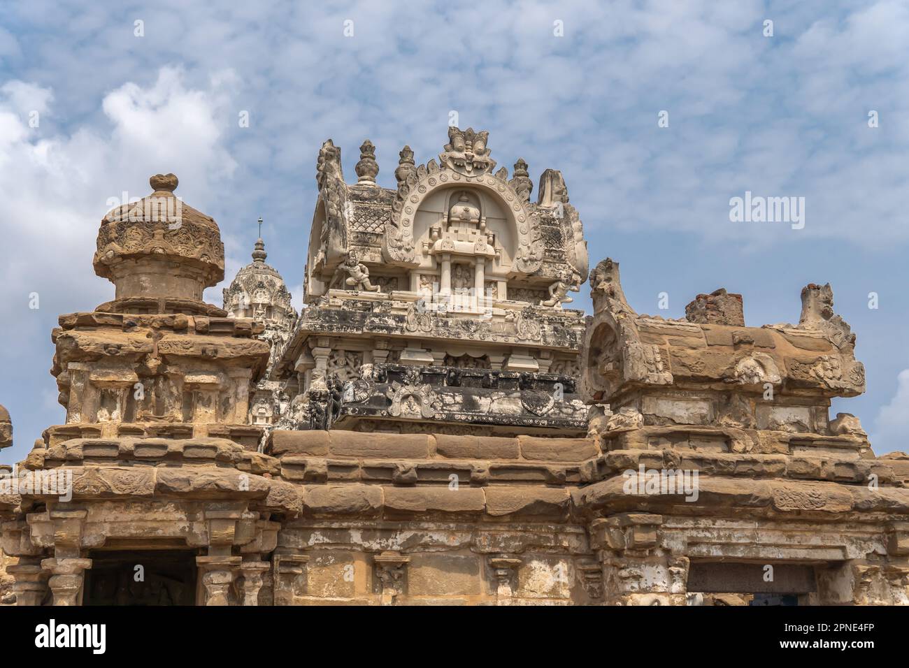 Eine der Gopuram-Ansichten zwischen zwei zerstörten Strukturen. Im Kailasanathar-Tempel in Kanchipura ist das perfekt und ruiniert Stockfoto